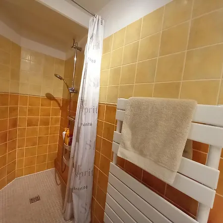 Apartament Calme A 400 M De La
